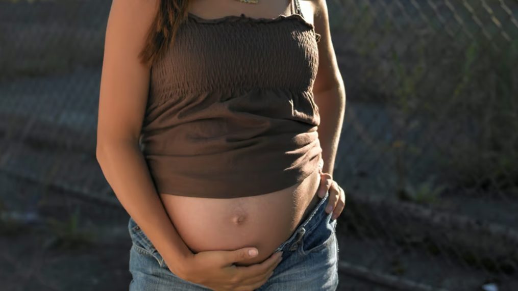 Adolescentes dominicanas en un centro de salud durante una jornada de educación sexual y reproductiva