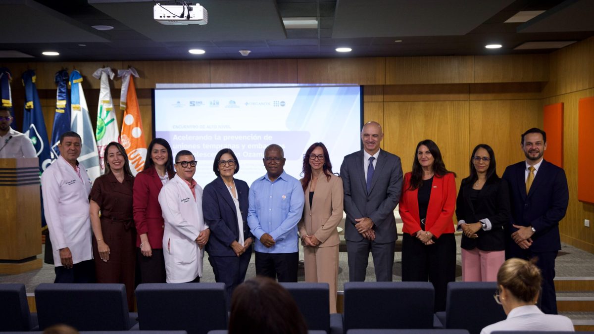 Autoridades del UNFPA, Organon y representantes sanitarios en el lanzamiento del proyecto contra el embarazo adolescente en el Ozama, República Dominicana