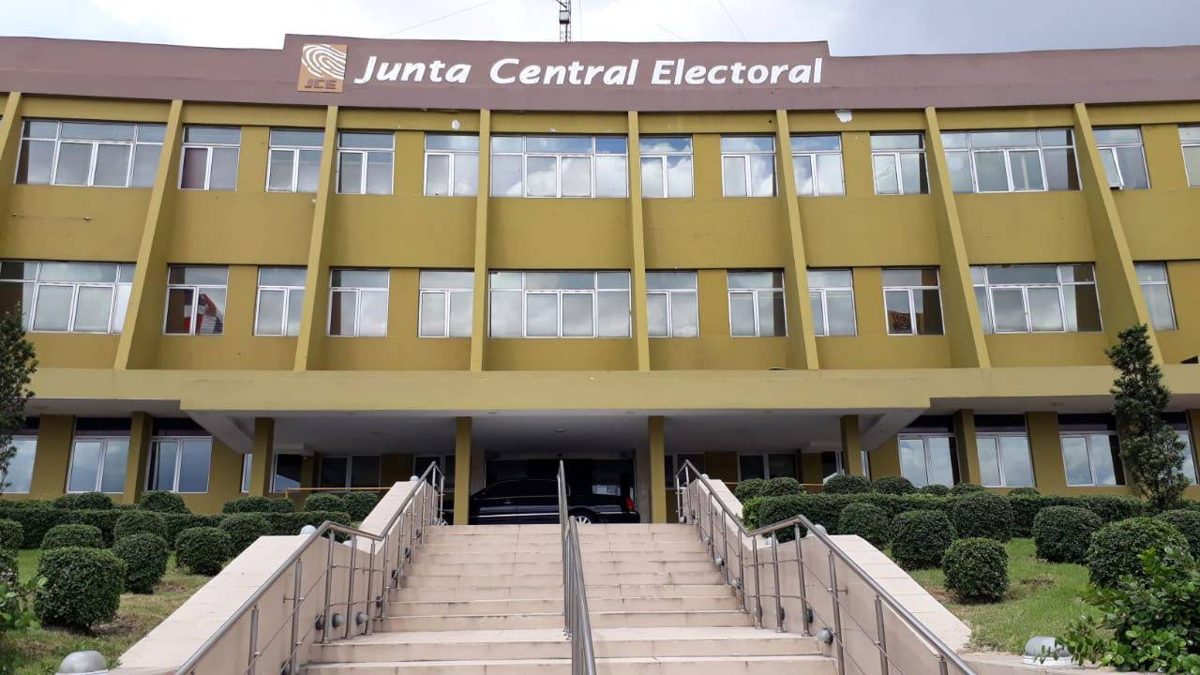 Auxiliares de cedulación de la Junta Central Electoral en una oficina de atención al público en República Dominicana