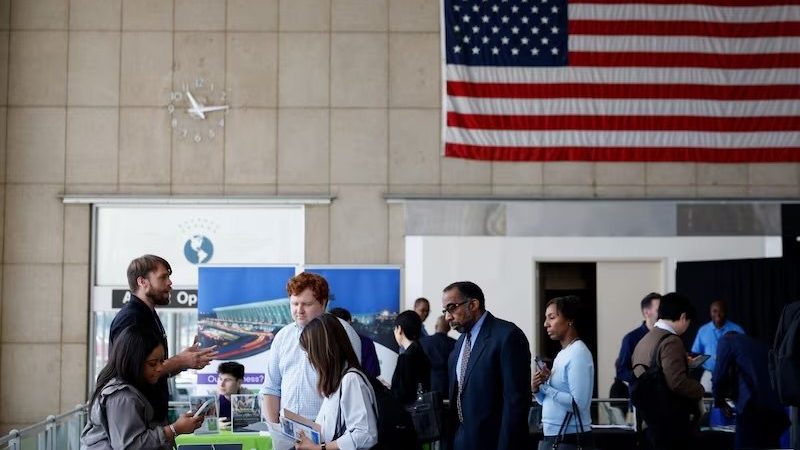 Trabajadores en una fábrica de manufactura en Estados Unidos durante septiembre de 2026