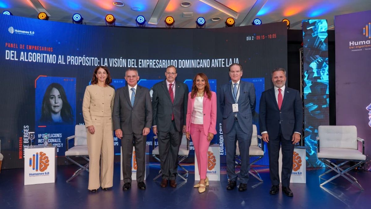 Líderes empresariales dominicanos firmando el Manifiesto por una IA Centrada en las Personas durante el Summit HUMANOS 5.0 en el Hotel El Embajador