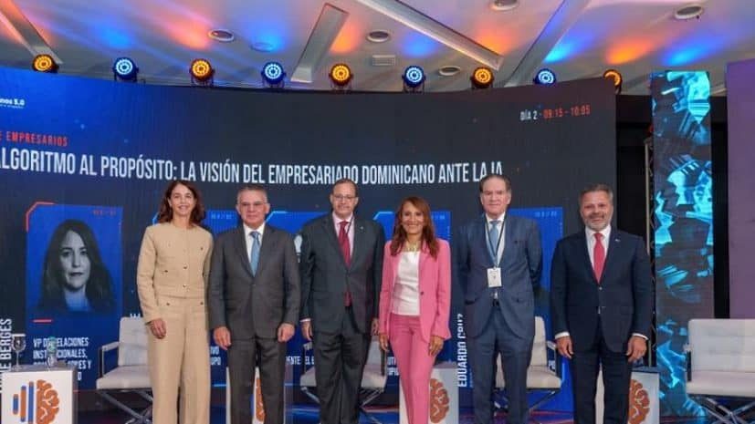 Empresarios dominicanos firman el Manifiesto de IA Centrada en las Personas en el Hotel El Embajador durante el Summit Humanos 5.0