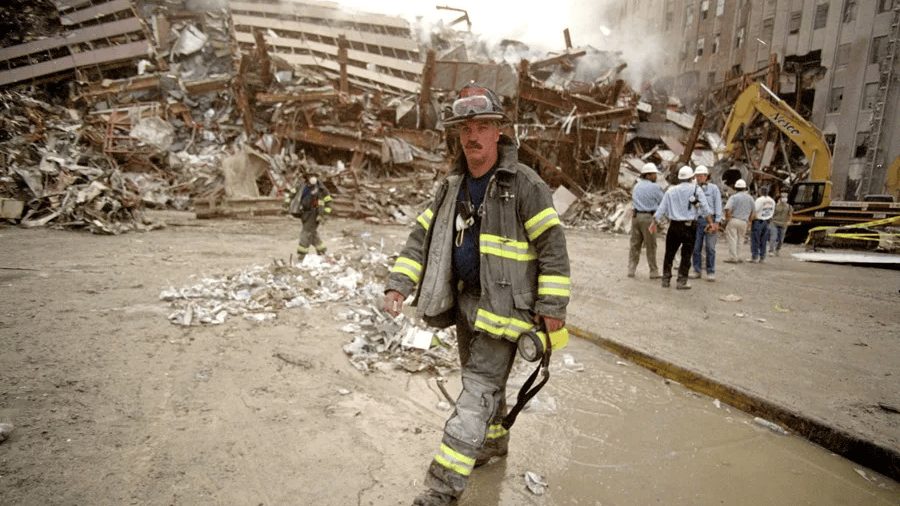 Bomberos del FDNY trabajando entre los escombros del World Trade Center tras los atentados del 11 de septiembre de 2001