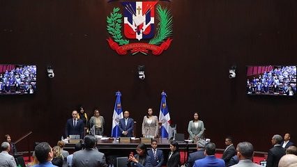 Diputados dominicanos en sesión de la Cámara de Diputados aprobando proyecto de ley de moral y cívica