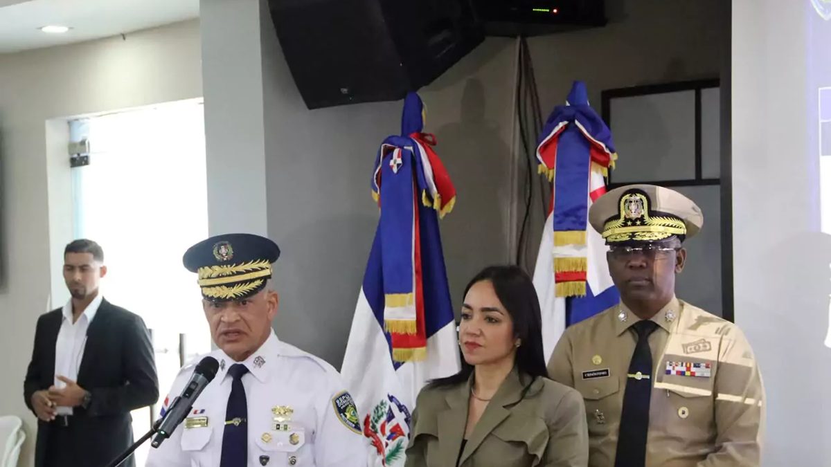 Agentes de la Policía Nacional de República Dominicana en operativo de seguimiento a personas con órdenes de arresto