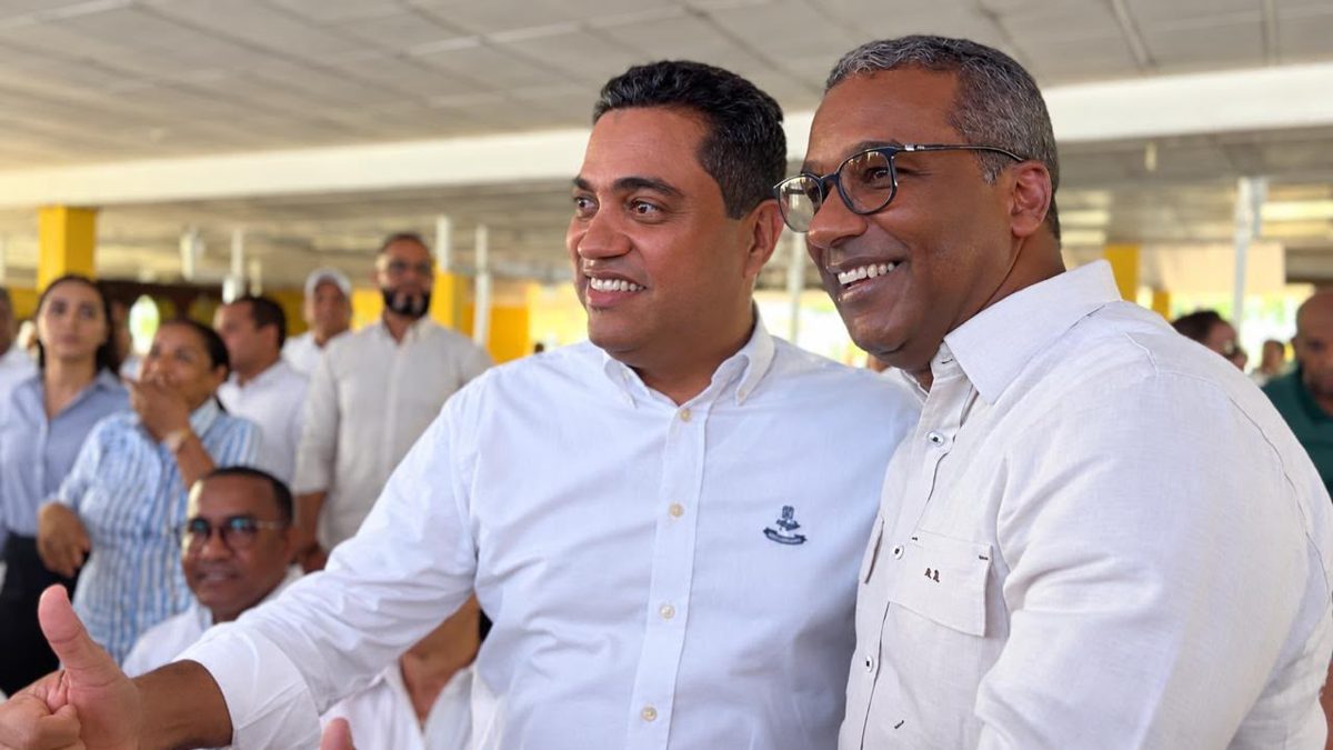 Dirigentes del PRM en La Vega reunidos en acto de respaldo a David Collado de cara a las elecciones 2028