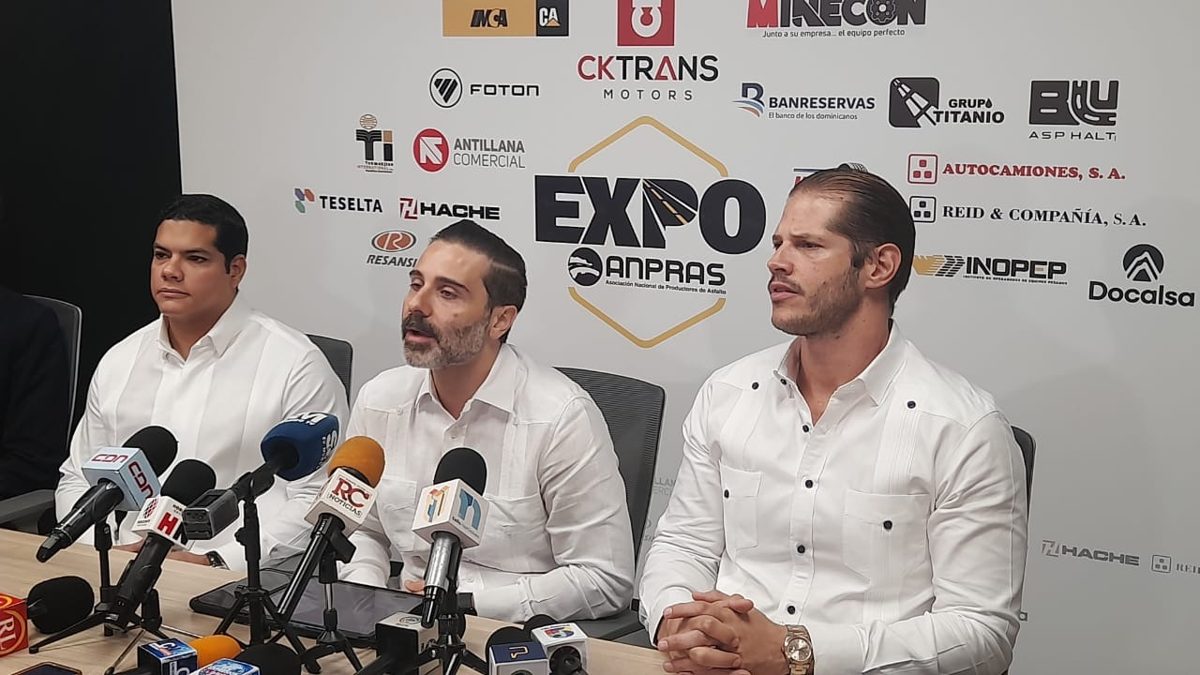 Exposición de equipos pesados y maquinaria vial en la feria Expo ANPRAS 2026 en Santo Domingo Oeste