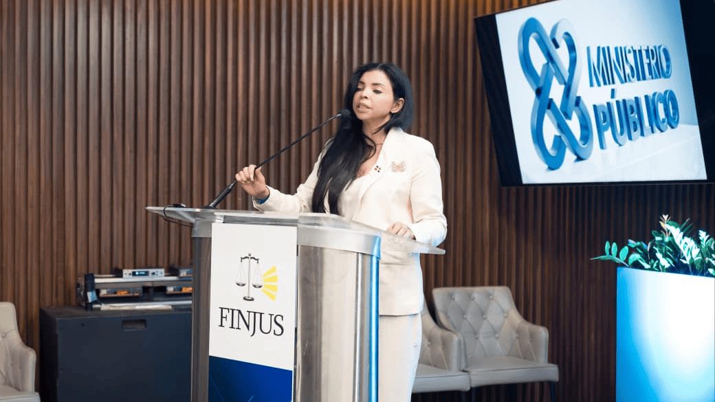 Procuradora Yeni Berenice Reynoso habla ante médicos y juristas en seminario sobre el nuevo Código Penal dominicano