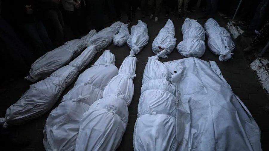 Rescatistas de la Defensa Civil buscan víctimas entre los escombros de viviendas destruidas en Gaza