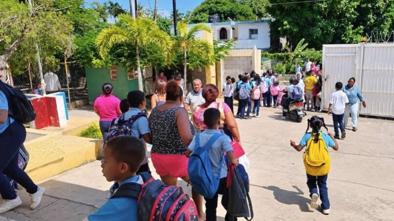 Director de escuela primaria Mencía en Paraíso, Barahona, tras la irrupción de hombre armado con machete que amenazó con matar al educador