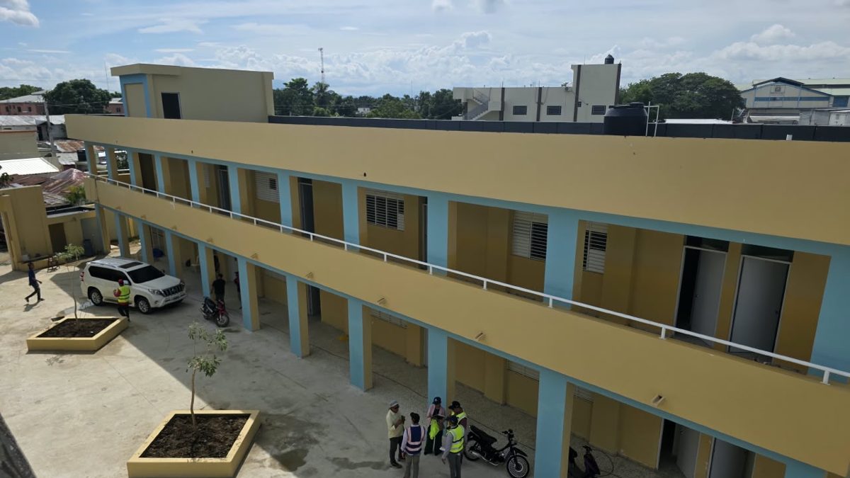 Supervisores de Infraestructura Escolar y representantes comunitarios reunidos en la escuela del sector Norte de Dajabón