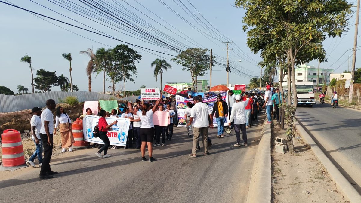 Residentes del sector Las Flores en Pantoja marchan con pancartas exigiendo la construcción de la escuela Los Peralejos