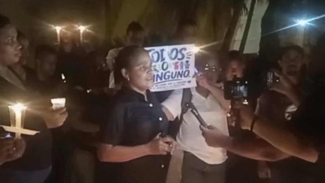 Padres y tutores de la escuela especial LARPE en vigilia con velas frente al plantel en San Francisco de Macorís