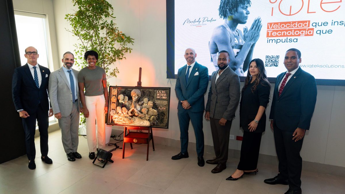 Escultura La fe detrás del oro entregada a Marileidy Paulino por iQtek, con elementos históricos dominicanos en oro, plata y bronce