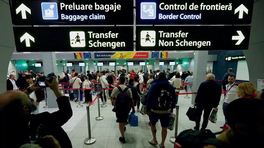 Frontera terrestre entre España y Marruecos en Ceuta con agentes de seguridad y migrantes
