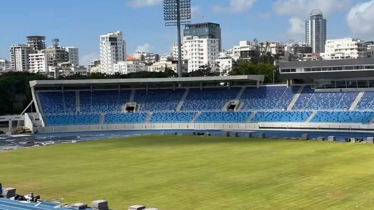 Ministro Kelvin Cruz mostrando el área verde del Estadio Olímpico Félix Sánchez recuperada 72 horas después del concierto de Ramón Orlando