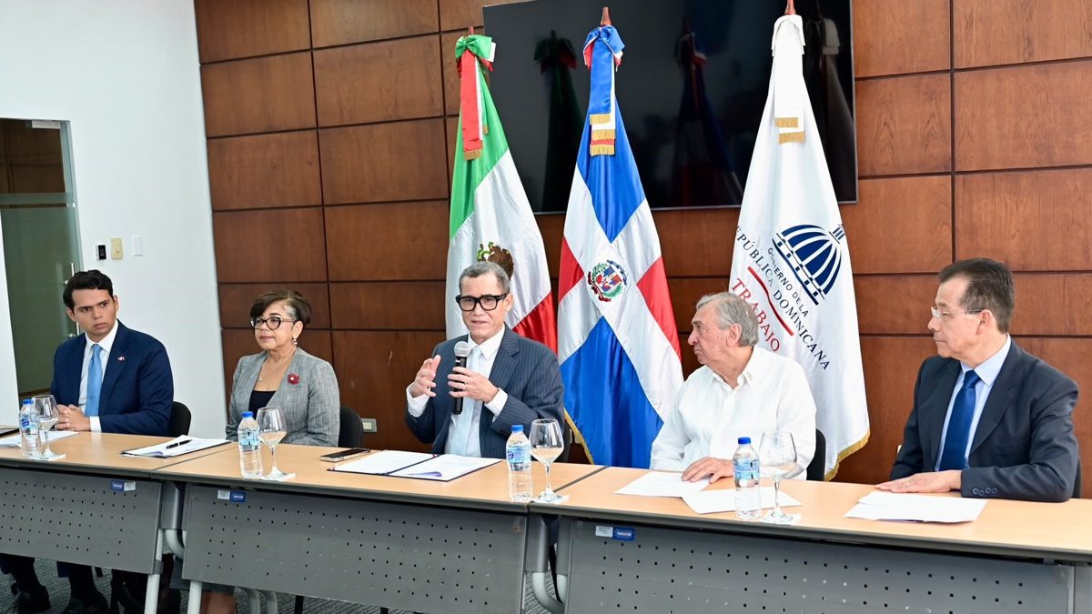 Ministro Eddy Olivares Ortega recibe proyecto de estadísticas laborales junto a representantes del INEGI de México en el Ministerio de Trabajo de RD