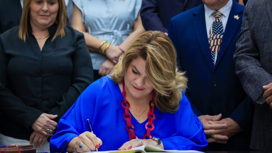 Gobernadora de Puerto Rico Jenniffer González firmando la resolución para convertir la isla en el estado 51 de EE.UU.