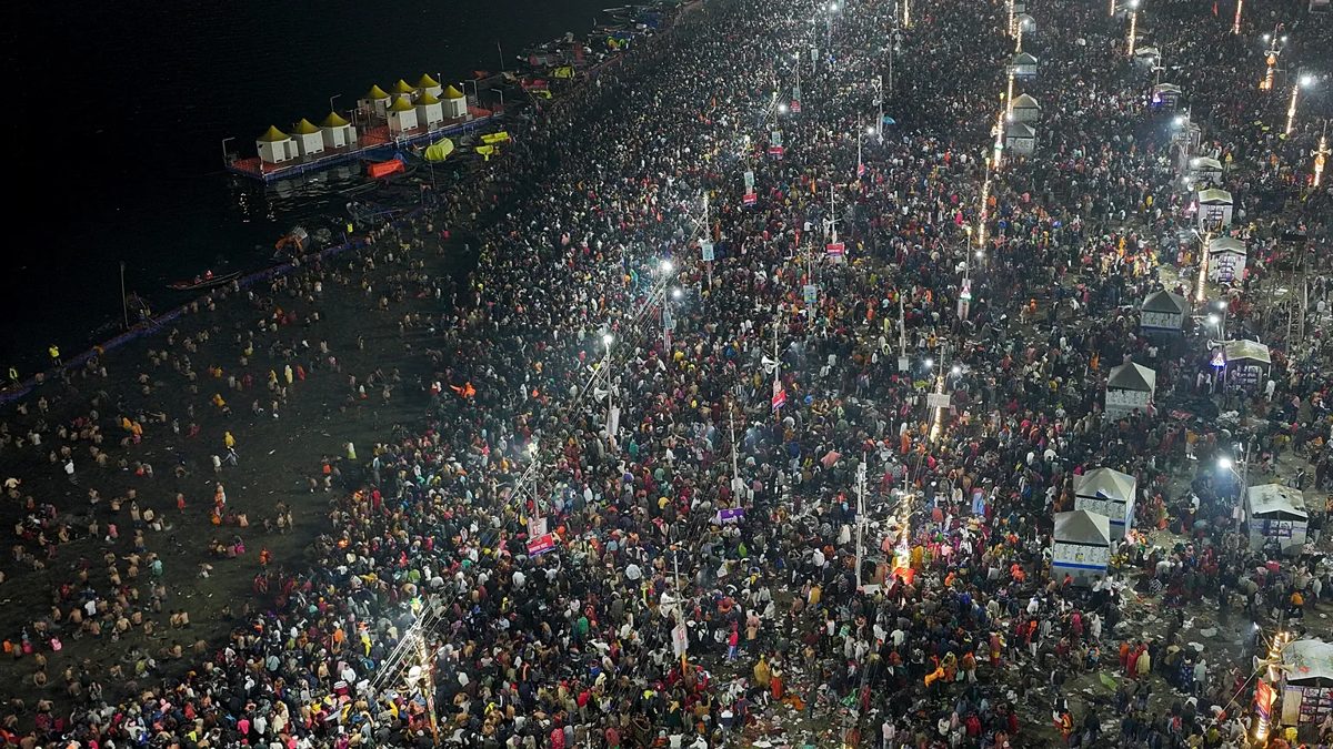 Multitud de fieles hindúes aglomerados en callejón estrecho durante el festival Durga Puja en Calcuta, India