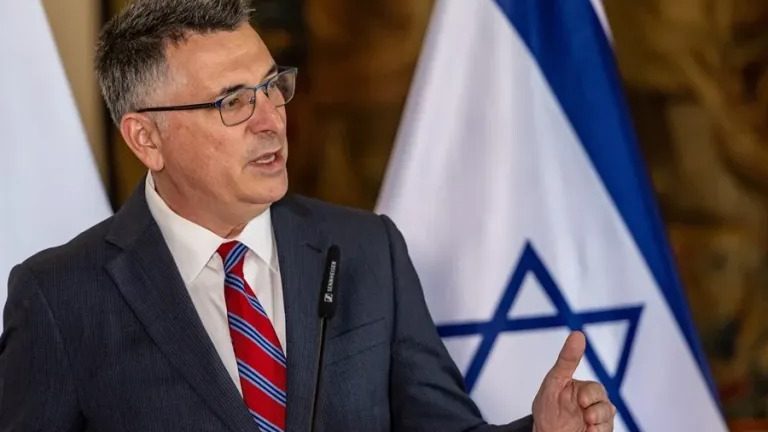 Ministro israelí Gideon Saar frente a banderas de Israel, anunciando revocación diplomática a Países Bajos