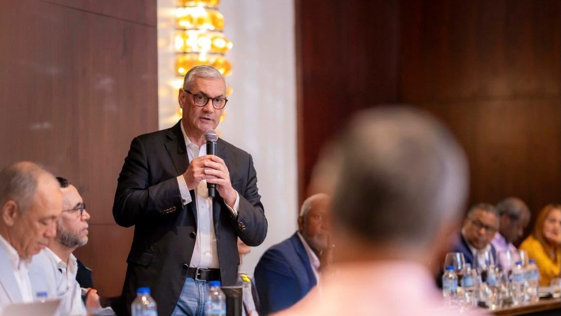 Gonzalo Castillo reunido con coordinadores y directores provinciales del PLD en Santo Domingo