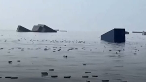Buque comercial en llamas en el estrecho de Ormuz tras ser impactado por proyectil
