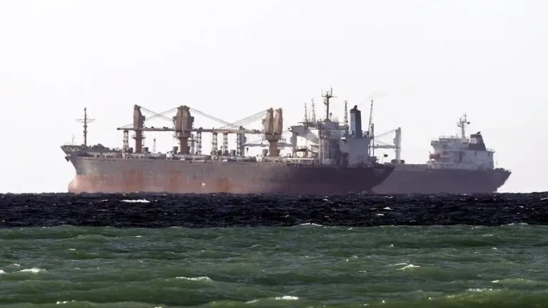 Petroleros cruzando el estrecho de Ormuz con escolta militar estadounidense entre Irán y Omán