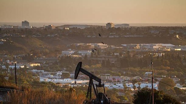 Superpetrolero navegando en el estrecho de Ormuz con columna de humo tras ataque con explosivos