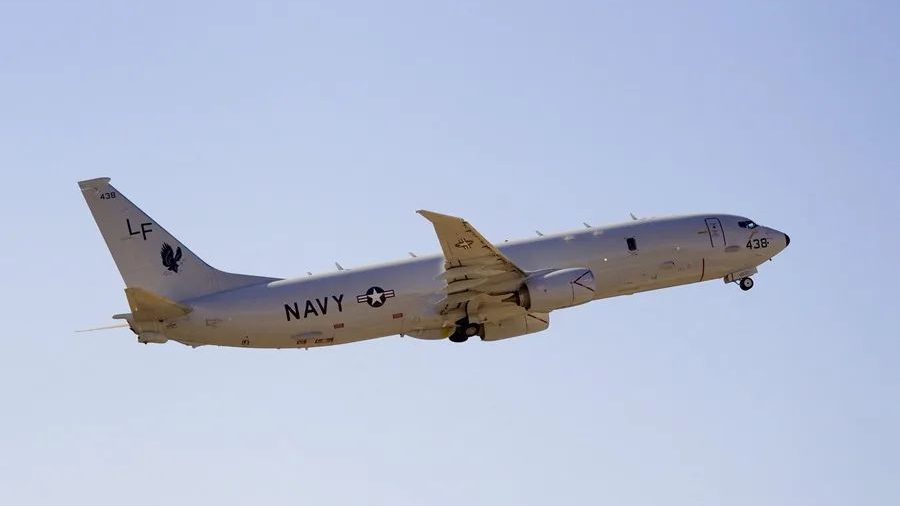 Avión de patrulla P-8A Poseidon de la Marina de Estados Unidos en vuelo sobre el océano Pacífico