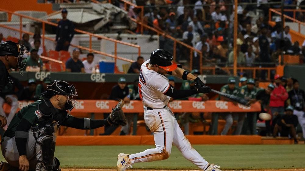 Josh Lester celebra jonrón de las Estrellas Orientales ante los Toros del Este en el Estadio Francisco A. Micheli de La Romana