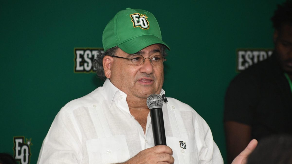Miguel Feris, presidente de las Estrellas Orientales, habla en rueda de prensa en el Estadio Tetelo Vargas