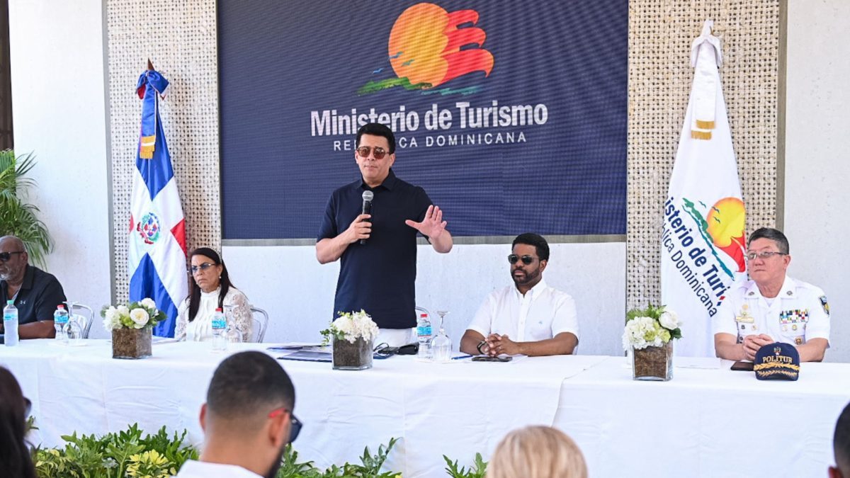 Ministro David Collado entregando obras de parques y parroquia remozada en Boca Chica, República Dominicana