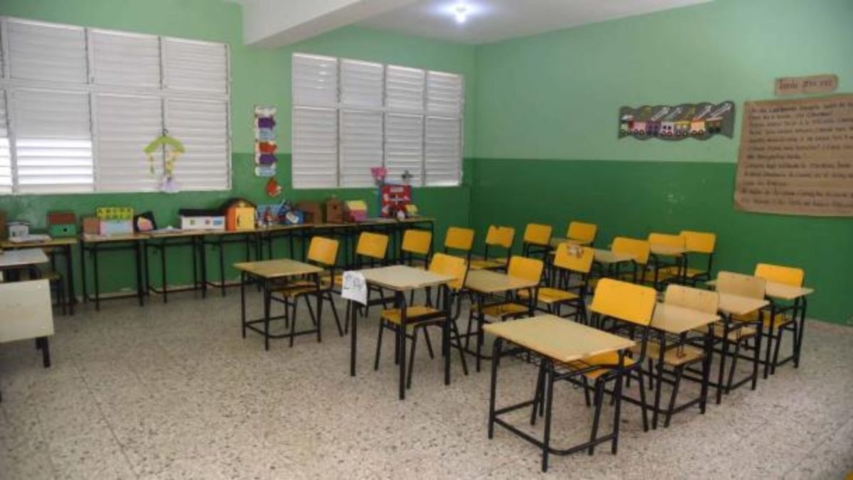 Estudiantes dominicanos en salón de clases durante evaluación escolar
