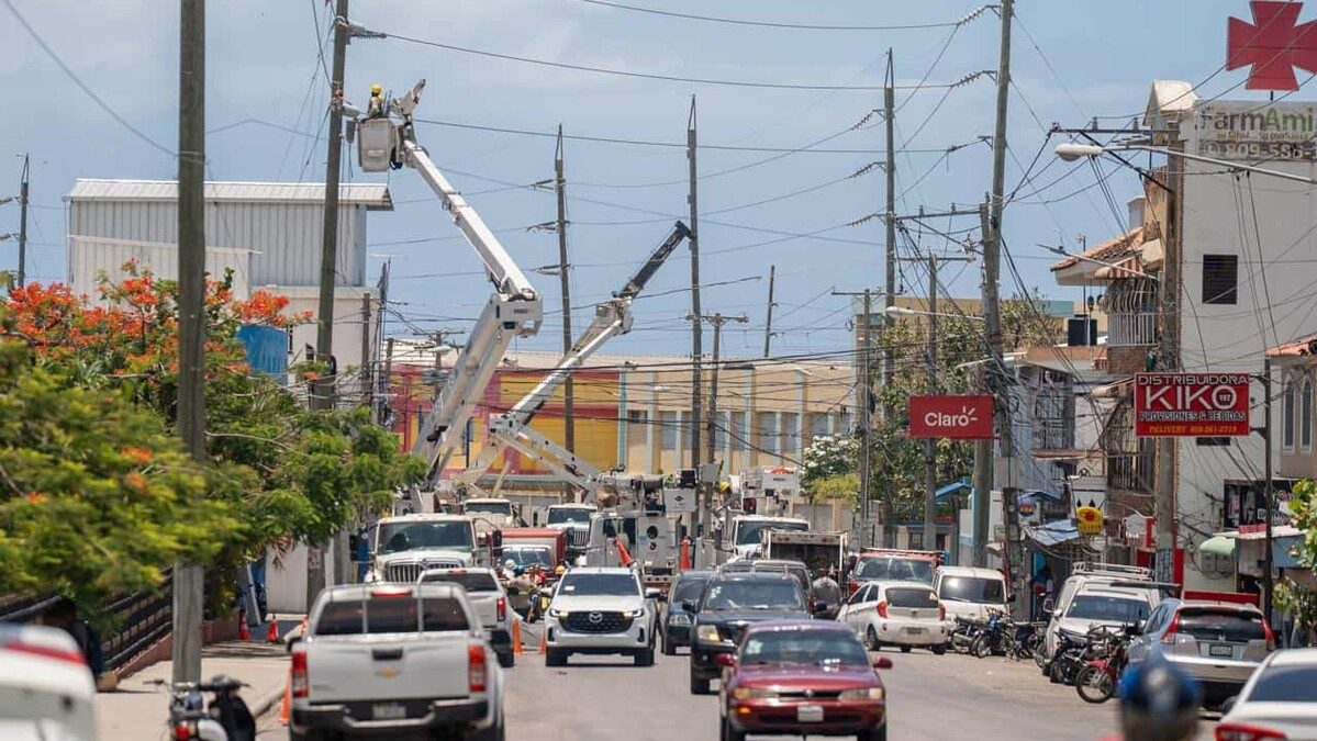 Brigadas de la ETED con grúas trabajan en la línea de transmisión eléctrica de Puerto Plata
