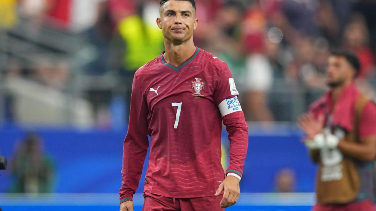 Cristiano Ronaldo con el uniforme de la selección de Portugal durante un partido