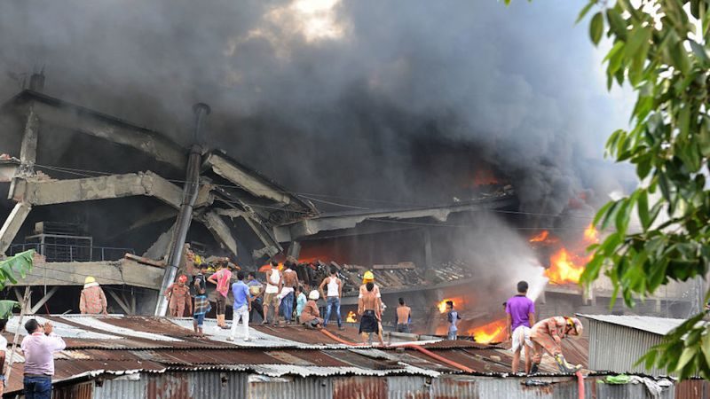 Incendio y columna de humo tras explosión de cilindros de gas en fábrica textil Pretty Group en Ashulia, Bangladés