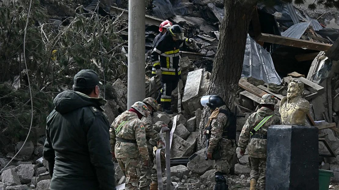 Columna de humo y escombros tras las explosiones en la base militar RAM-2 Bolívar en Viacha, Bolivia