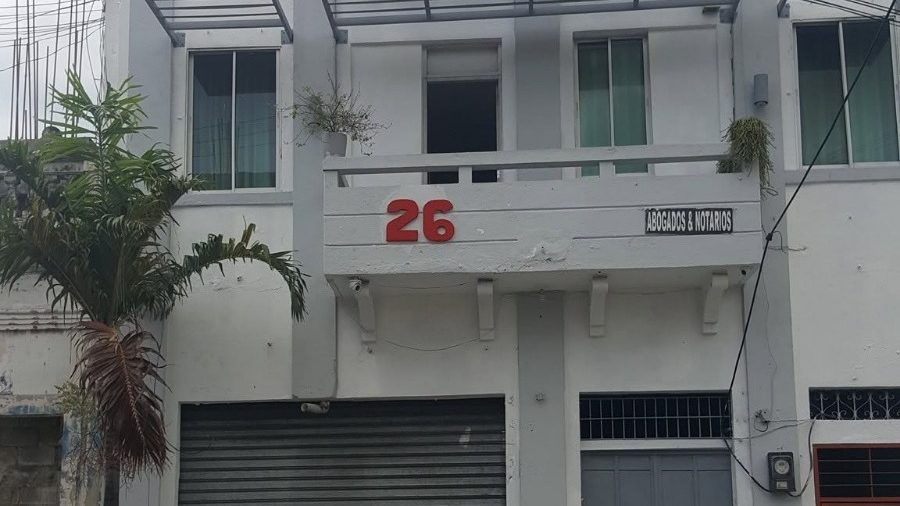Fachada de hotel de dos niveles en calle Emilio Prud'Homme, Distrito Nacional, allanado por la Procuraduría por explotación sexual