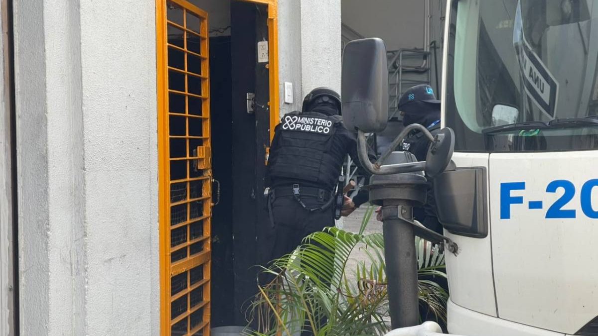 Agentes del Ministerio Público frente al local clausurado Juan Binbin en el sector San Carlos, Santo Domingo