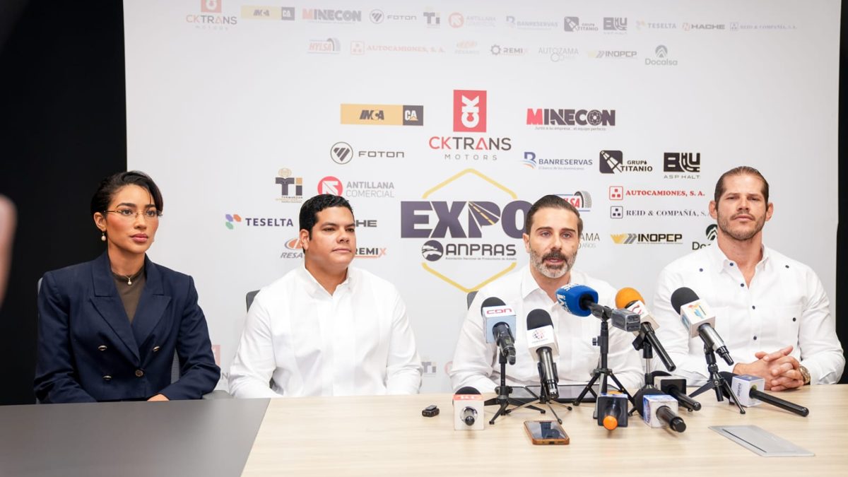 Maquinaria pesada de construcción vial exhibida en la feria Expo ANPRAS 2026 en Santo Domingo Oeste