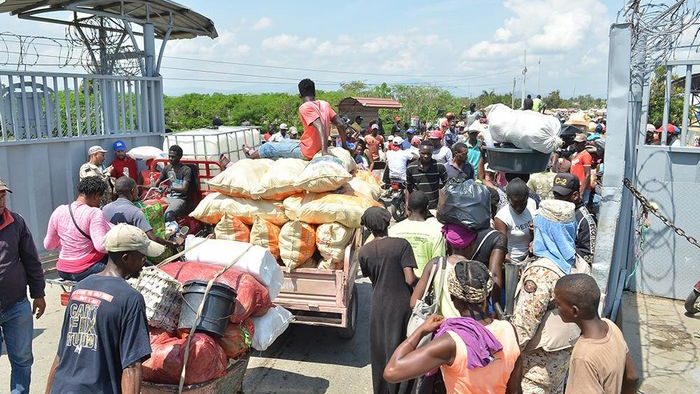 Camiones de carga cruzando la frontera dominico-haitiana con productos de exportación