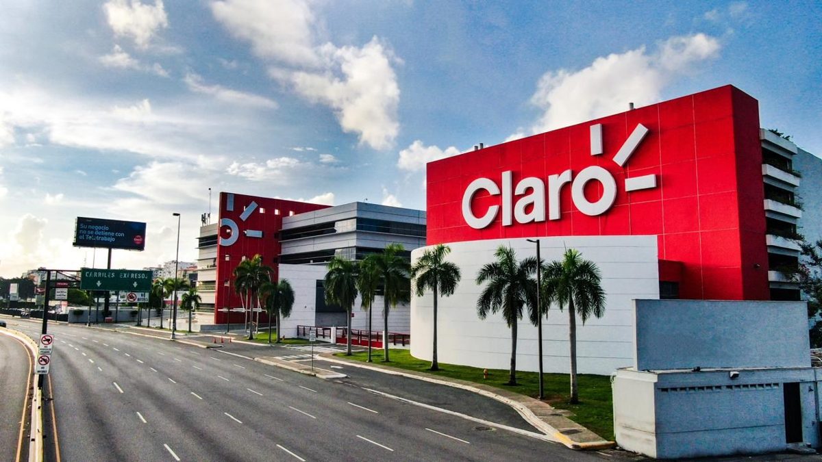 Logo de Claro Dominicana en una tienda de servicios móviles en Santo Domingo