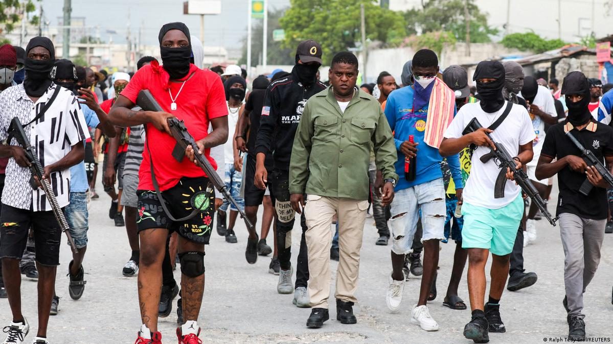Soldados dominicanos patrullando la frontera con Haití en medio de la crisis de seguridad en el país vecino