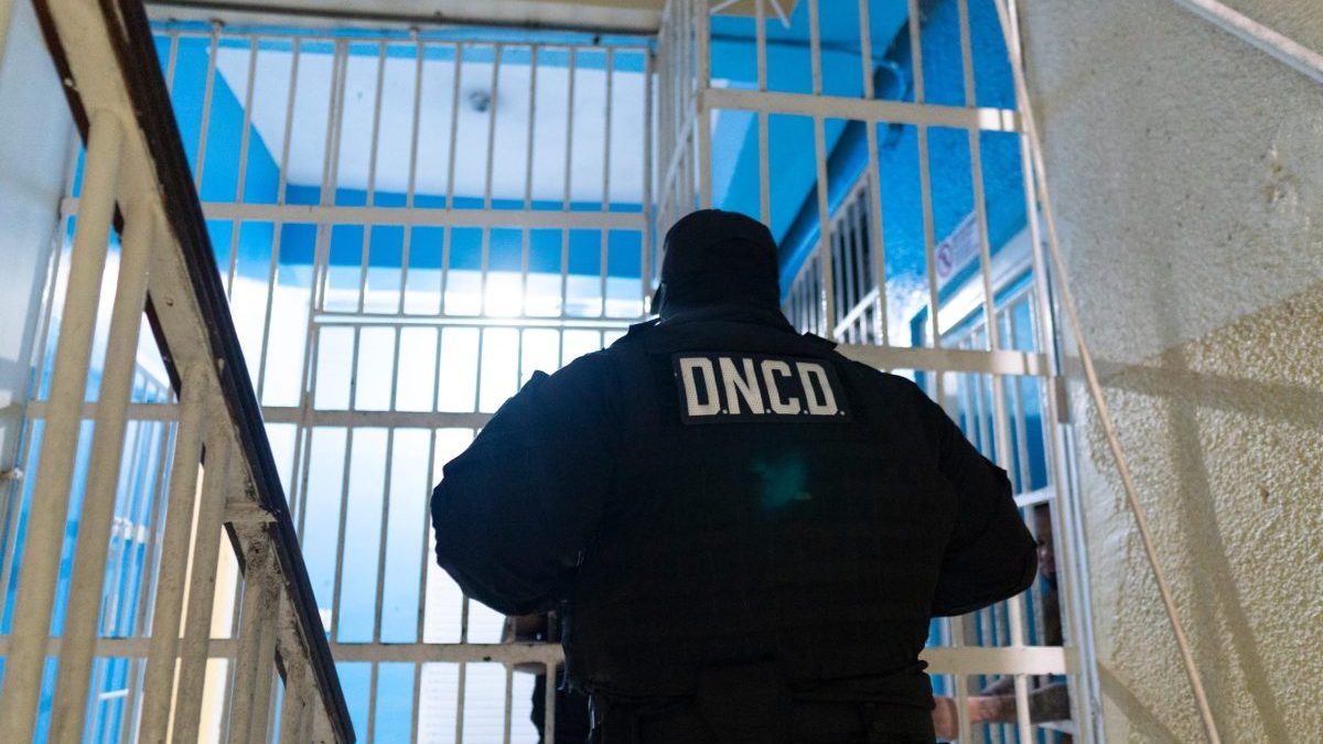 Agentes de la DNCD y U.S. Marshals Service en el Aeropuerto Internacional de Las Américas durante la entrega de Mario Juan García