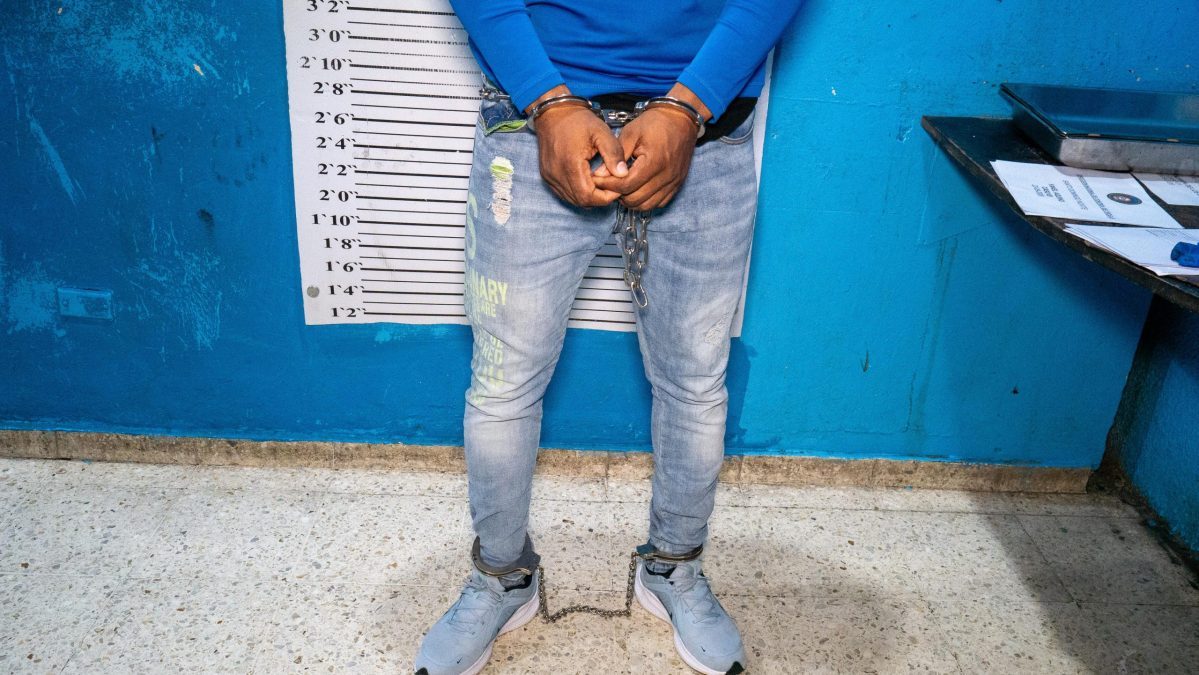 Agentes de la DNCD y la PGR custodian a un imputado en el Aeropuerto Internacional de Las Américas en Santo Domingo