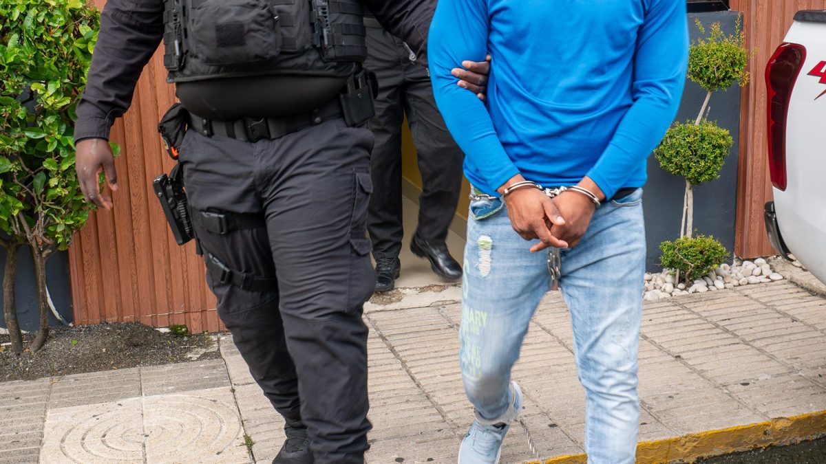 Ramón Martínez alias El Negro Amante siendo trasladado bajo custodia en el Aeropuerto Internacional de Las Américas en Santo Domingo