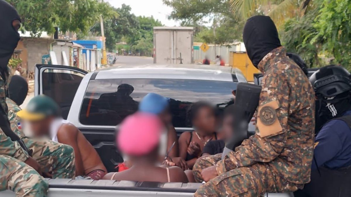 Agentes de Migración durante operativo de detención de extranjeros en condición irregular en República Dominicana