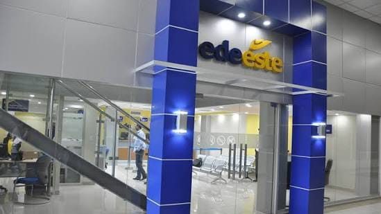 Medidor eléctrico y aire acondicionado de una vivienda dominicana durante la temporada de calor