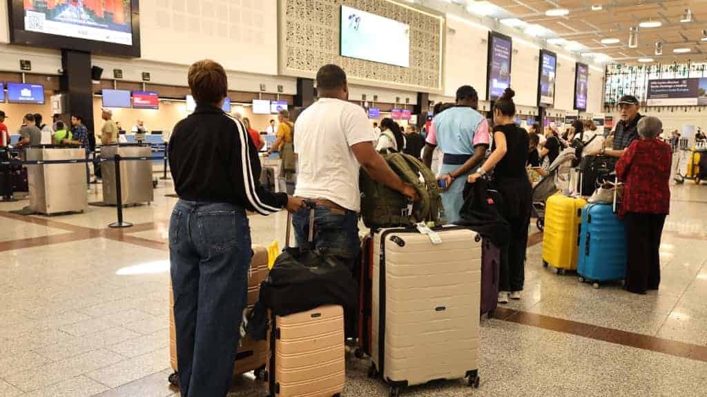 Pasajeros varados en los mostradores del Aeropuerto Internacional de Las Américas en Santo Domingo por cancelaciones de vuelos