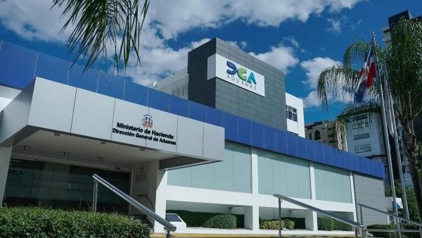 Fachada de la Dirección General de Aduanas de República Dominicana durante auditoría de la Cámara de Cuentas